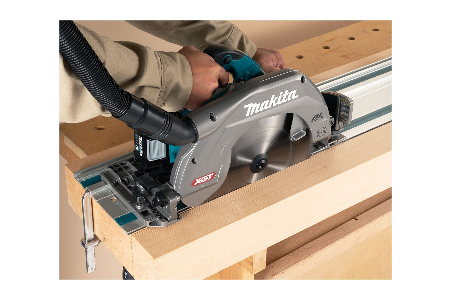 Makita 40 volt circular saw clearance